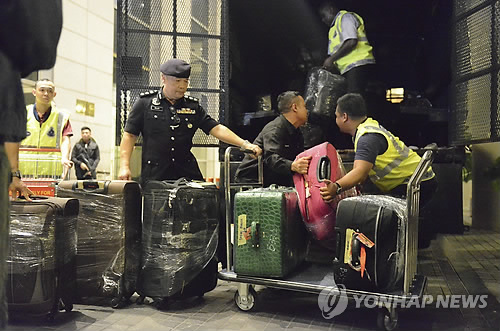 '비리의혹' 말레이 前총리 아파트서 나온 대형 가방들