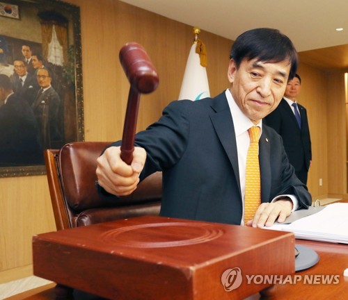 지난 5월 금통위에서 의사봉 두드리는 이주열 총재