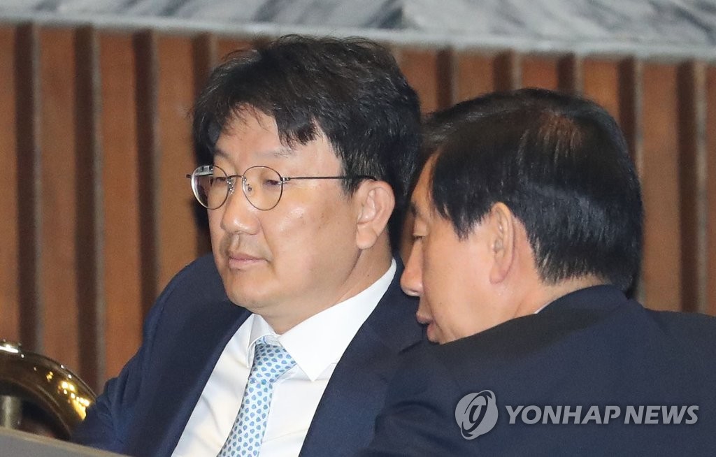 대화하는 권성동과 김성태