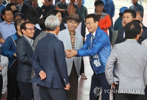 고향 주민들과 악수하는 문대림 후보