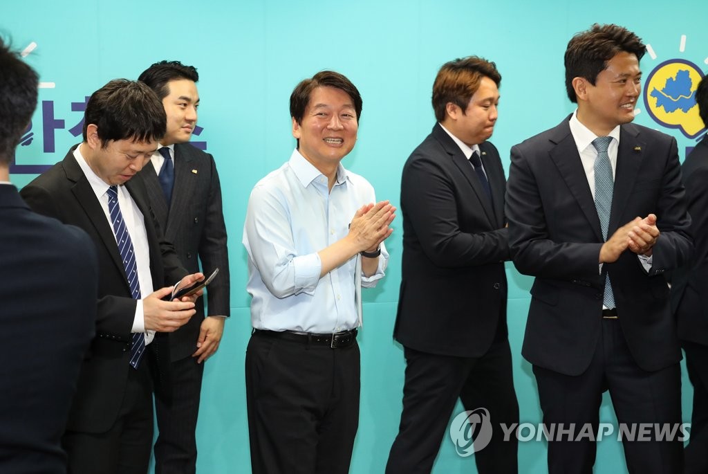 청년들과 박수치는 안철수