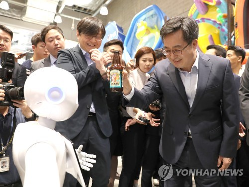 지난 8일 인공지능 로봇 체험하는 김동연 부총리