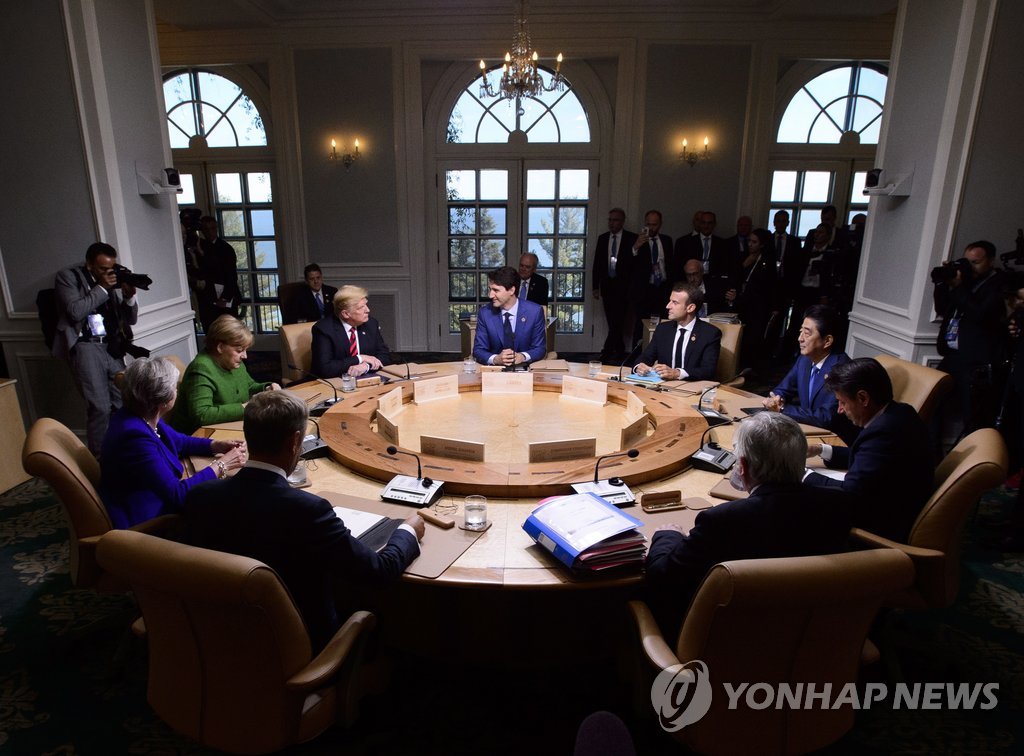 회담하는 G7 정상회의 지도자들
