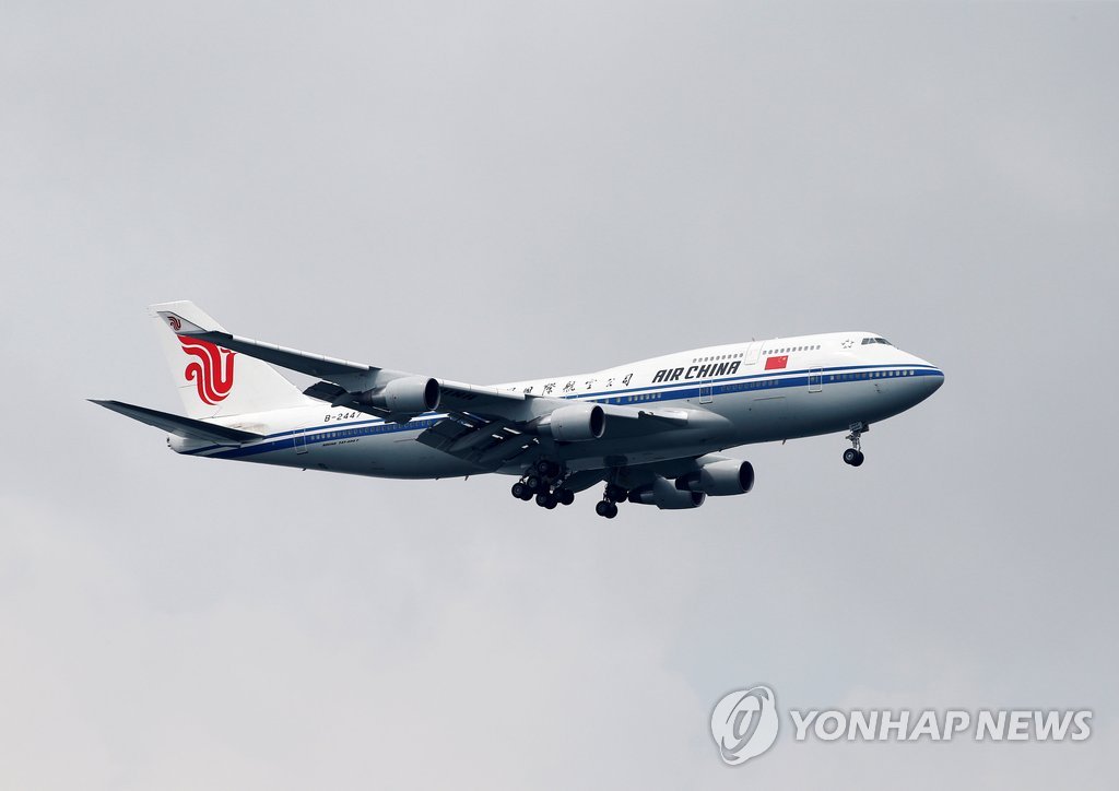 싱가포르 공항 접근하는 김정은 국무위원장 탑승 추정 항공기