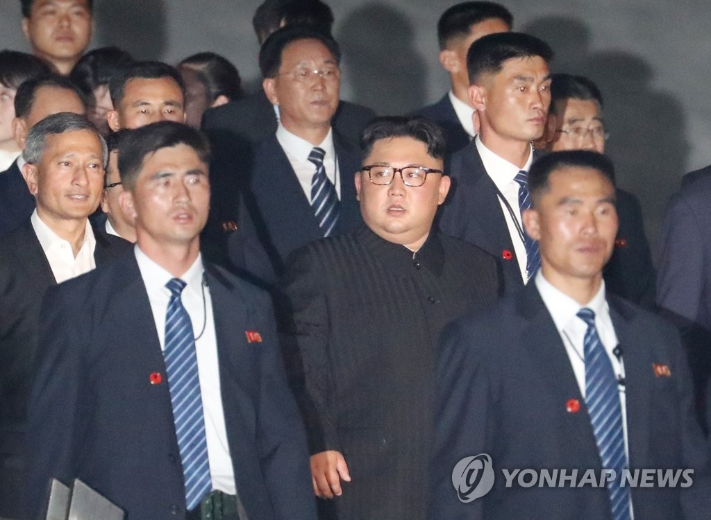 경호원에 둘러싸여 이동하는 김정은