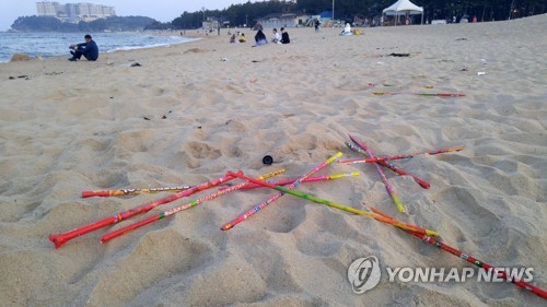 백사장에 버려진 쓰레기