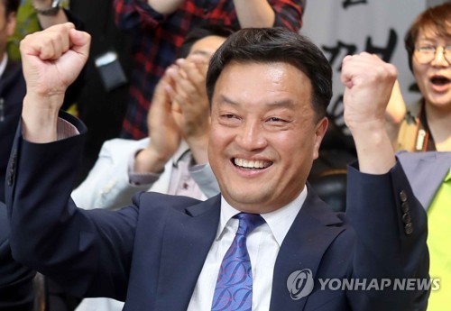 기뻐하는 윤준호 후보