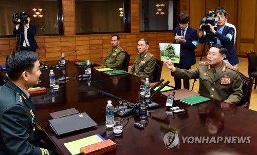 남측 대표단에 소나무 사진 보여주는 북