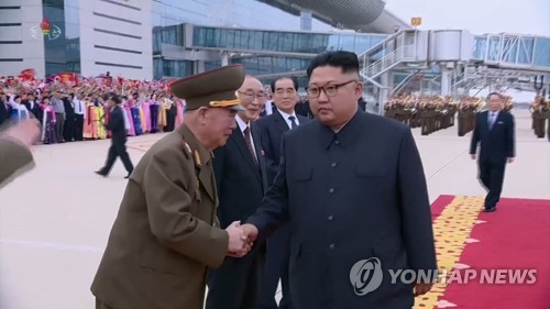 두손으로 北김정은과 악수하는 리명수 북한군 차수