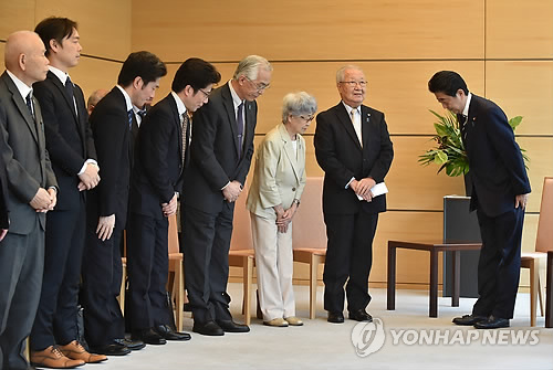北 납치 일본인 피해자 가족 만나는 아베(오른쪽)