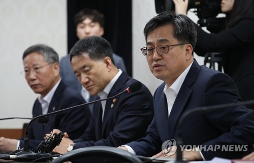 정부, 고용 관련 긴급 경제현안 간담회