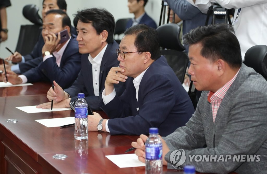 한자리에 모인 자유한국당 재선 의원들
