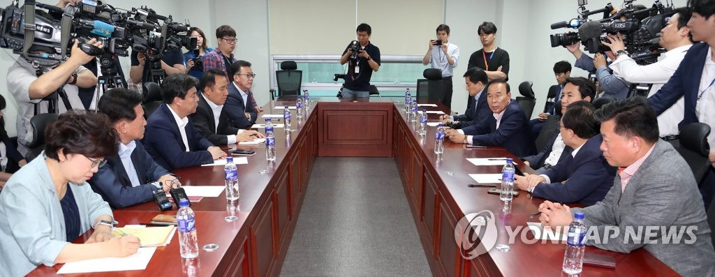 한자리에 모인 자유한국당 재선 의원들