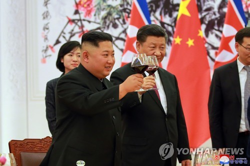 건배하는 김정은 북한 국무위원장
