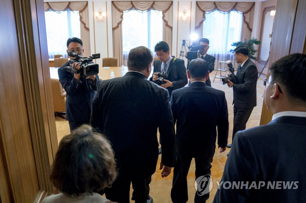 백화원영빈관 회담장 들어가는 폼페이오와 김영철