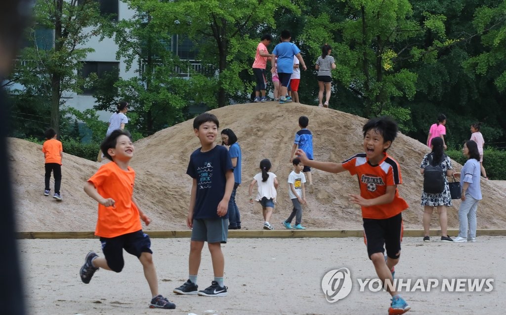 놀이 즐기는 어린이들