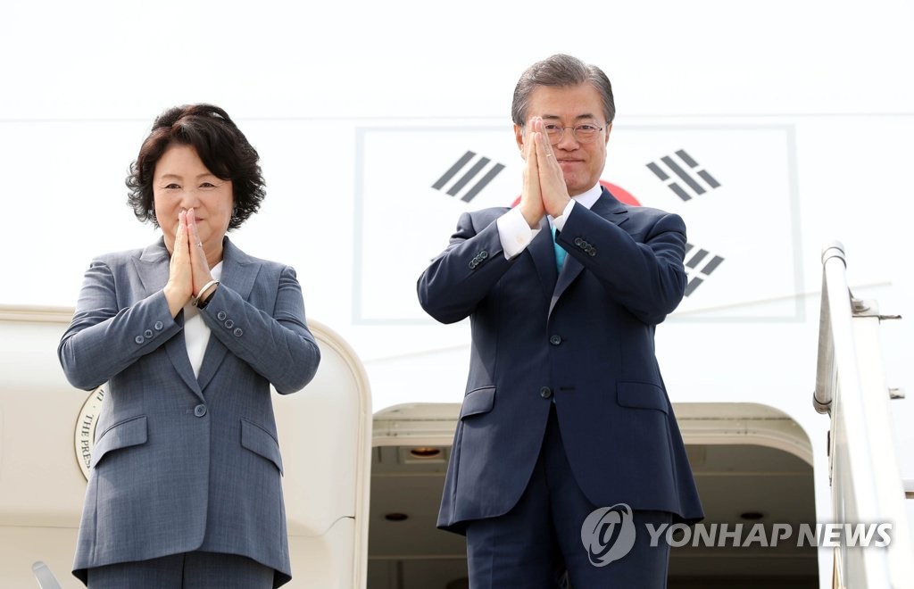 인도 떠나며 합장 인사하는 문 대통령 내외