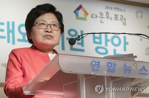다문화포럼 축사하는 정현백 장관