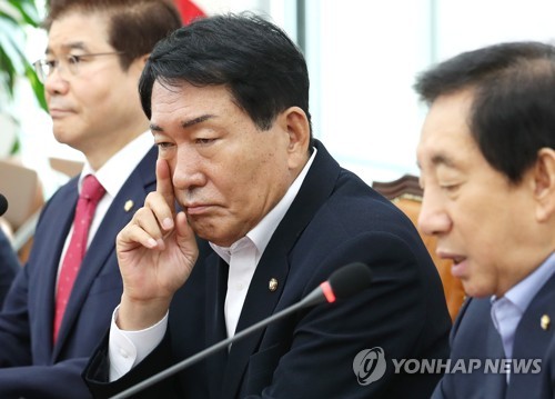 생각에 잠긴 안상수