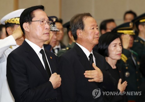 6·25 전사자 유해 상호봉환 행사 참석한 송영무 장관