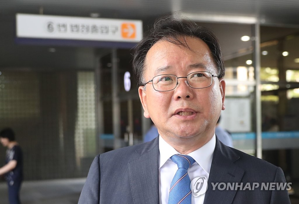 '긴급조치 9호' 재심 첫 공판 마친 김부겸