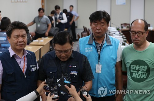 투표 결과에 침통한 근로자위원들