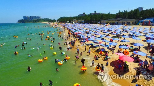파라솔 수놓은 속초해수욕장