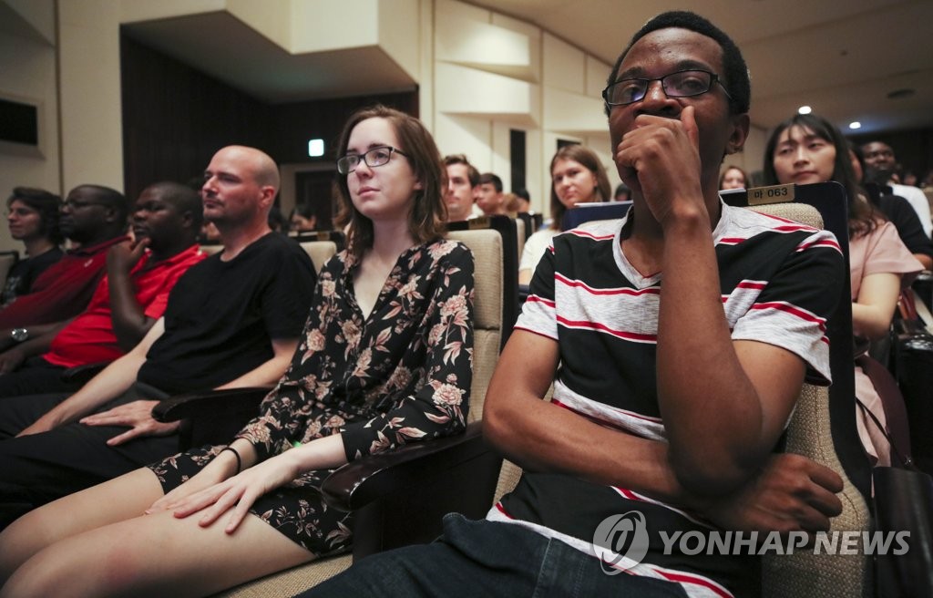 한국어 말하기대회 참가한 외국인 학생들