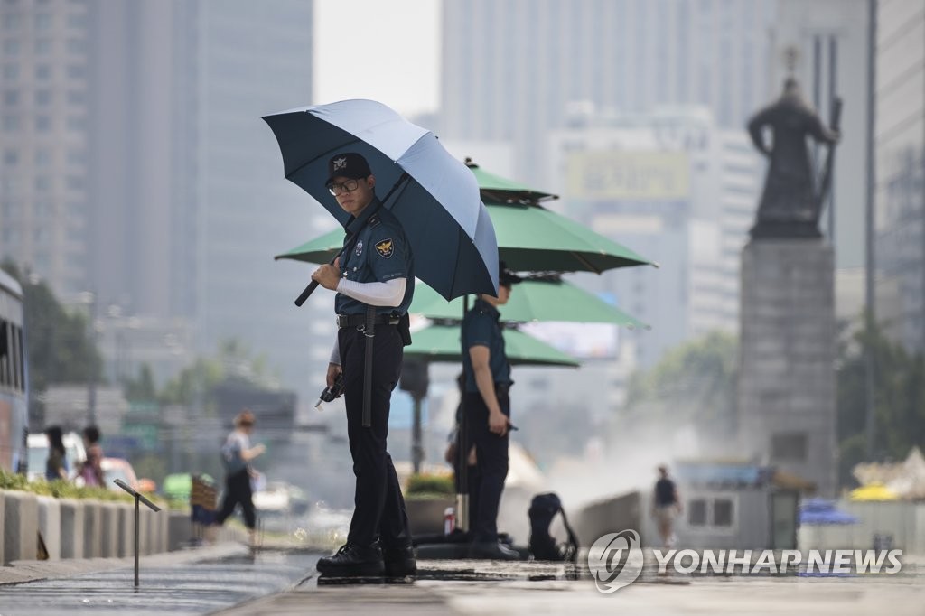'폭염 속에도 자리를 지키는 사람들'