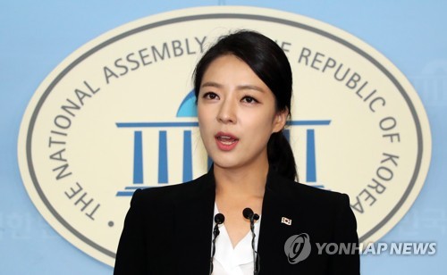 첫 브리핑 하는 배현진 대변인