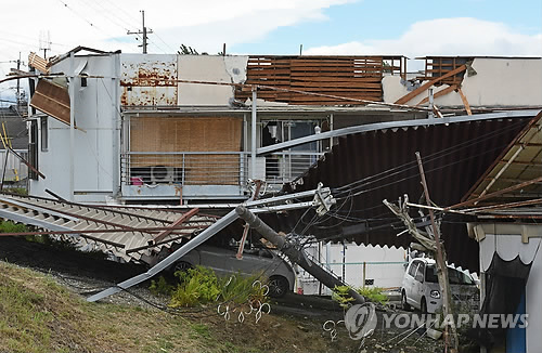 태풍 '종다리' 日상륙…항공기 결항·정전 피해 속출