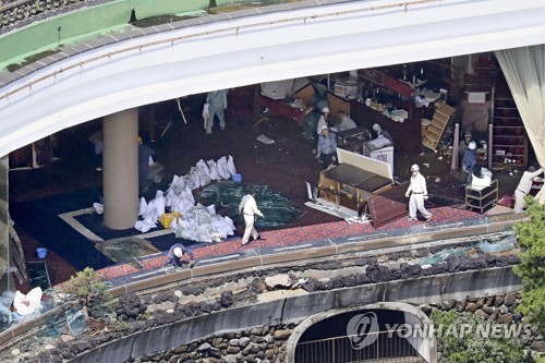 태풍 종다리 日열도 횡단…강풍에 깨진 유리창