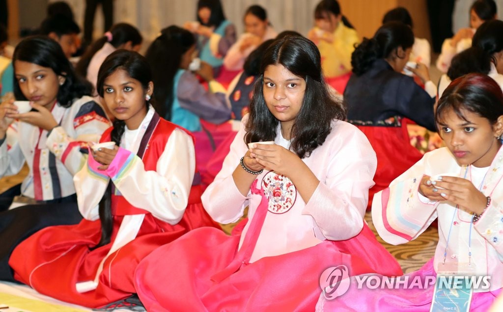 한국 다도 체험하는 인도 청소년