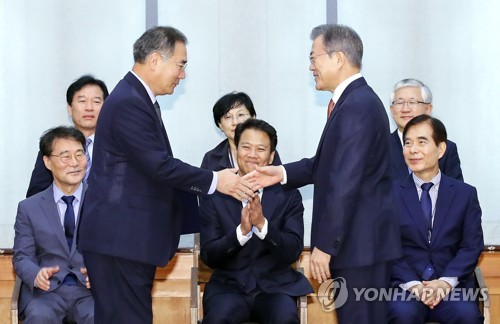 악수하는 문 대통령과 이개호 농림축산식품부 장관