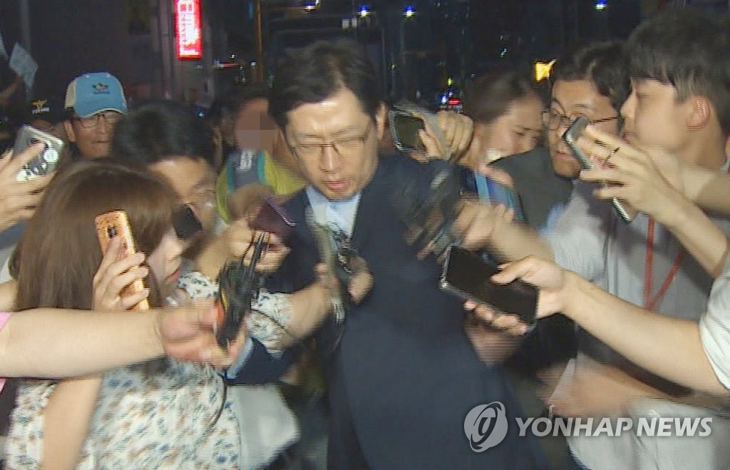 뒷덜미 잡힌 김경수