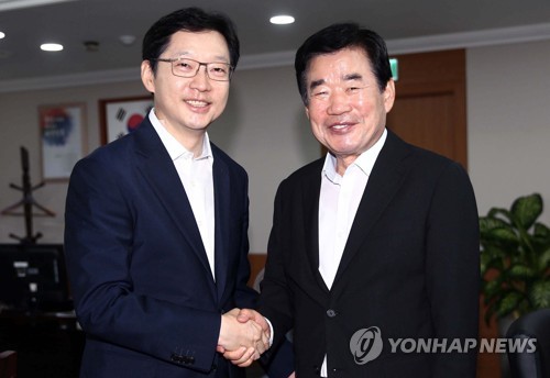 밝은 표정의 김진표 의원과 김경수 지사