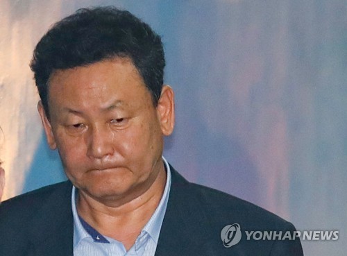 1심 선고 출석하는 'MB 재산관리인' 이영배