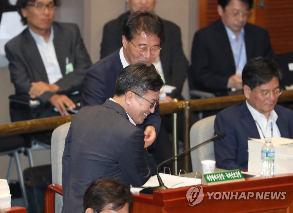 인사하는 장하성 정책실장과 김동연 경제부총리