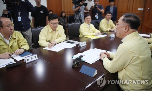 아프리카 돼지열병 대책회의 하는 홍남기 실장