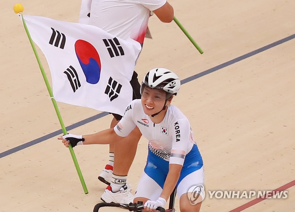 태극기 들고 트랙 도는 나아름