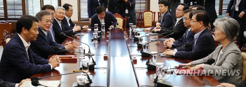 President Moon Jae-in (second from L) holds a special meeting with security-related ministers at his office Cheong Wa Dae in Seoul on Sept. 4, 2018, one day before his top security adviser, Chung Eui-yong (second from R), was set to travel to Pyongyang for discussions on a proposed inter-Korean summit and ways to move forward the denuclearization talks between the United States and North Korea. (Yonhap)