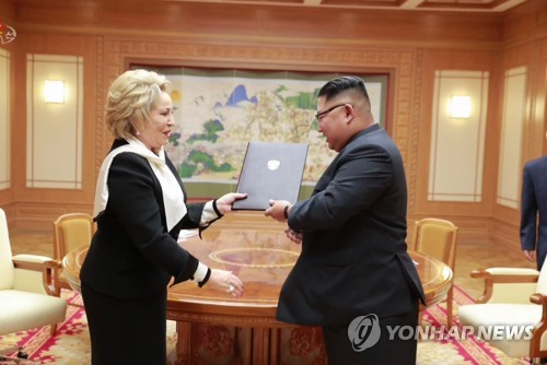 김정은에 푸틴 친서 전달하는 러시아 상원의장