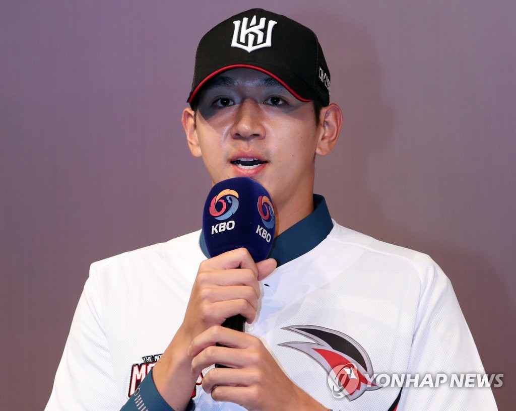 In this file photo from Sept. 10, 2018, South Korean pitcher Rhee Dae-eun speaks after being selected first overall by the KT Wiz at the annual Korea Baseball Organization draft in Seoul. (Yonhap)
