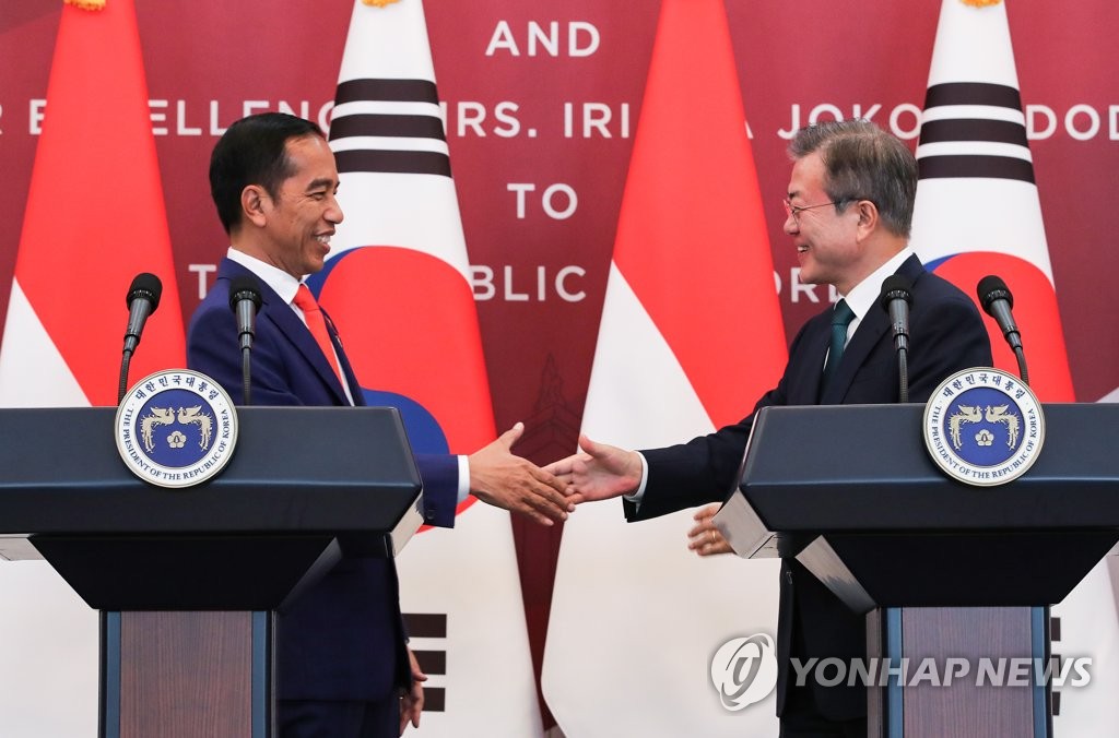 South Korean President Moon Jae-in (R) shakes hands with Indonesian President Joko Widodo in Seoul on Sept. 10, 2018. (Yonhap)