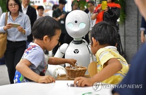 손님 맞는 분신로봇 오리히메