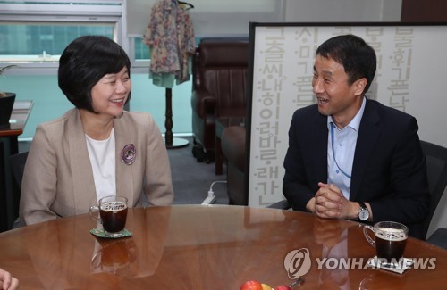얘기하는 이정미 대표와 한병도 정무수석