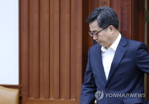 굳은 표정의 김동연 경제부총리