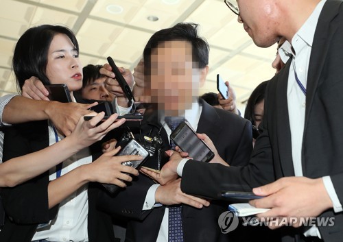 '재판개입 의혹' 김현석 수석재판연구관, 검찰 출석