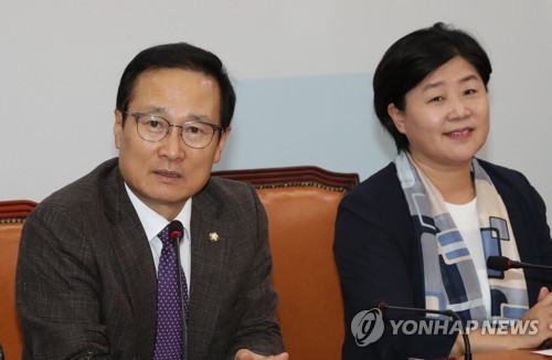 의사일정 관련 기자간담회하는 홍영표