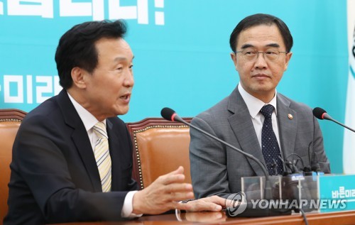 대화하는 손학규 대표와 조명균 통일부 장관